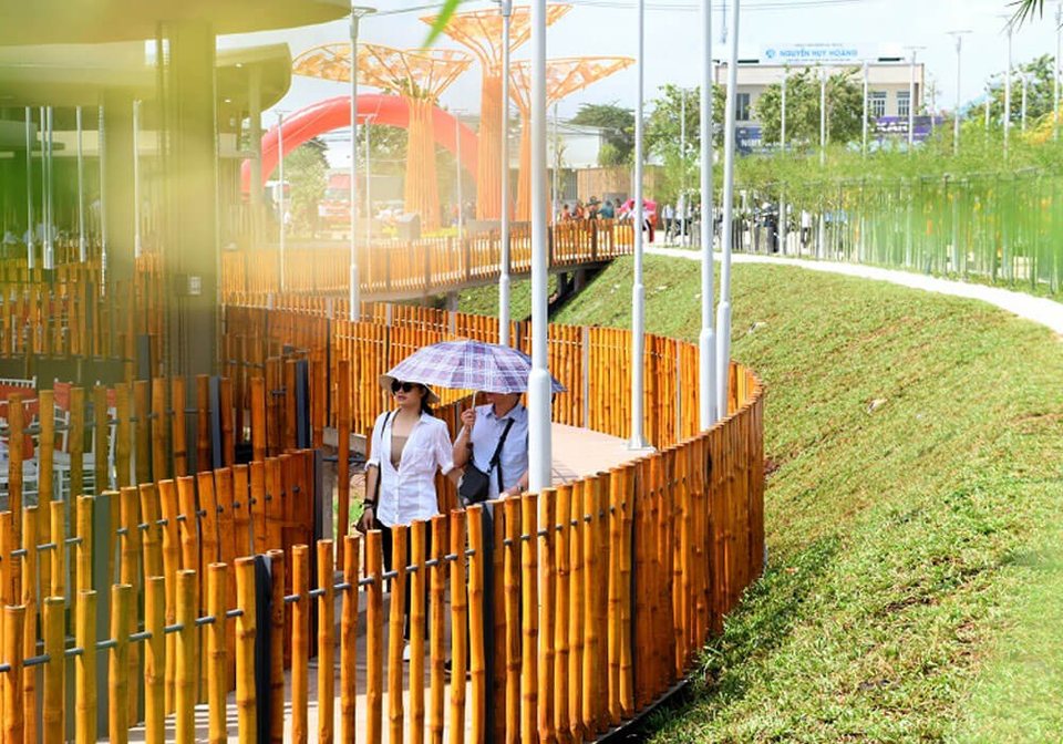 Nữ sinh áo dài cầm dù vàng tại lễ hội Hóc Môn