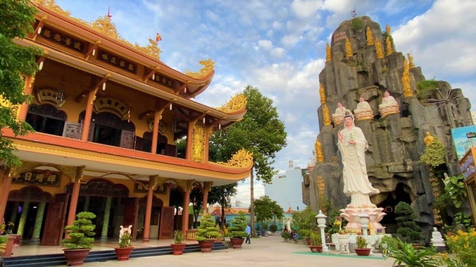 Chùa cổ Hóc Môn với tượng Phật và non bộ